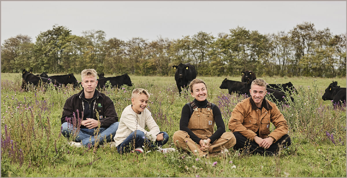 Daniela und Söhne in der Wiese sitzend